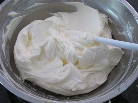 1 putih telur 100 gr gula pasir (dipisah menjadi 80 gr dan 20 gr) 1 sdt vanili bubuk/air lemon (atau aroma lainnya) 20 ml air 225 gr margarin 2 sdm susu bubuk (optional). Cara Membuat Butter Cream Terbaru 2015 - Kumpulan Resep ...