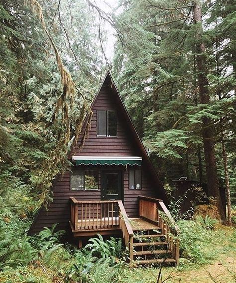 Have you ever thought of leaving the city grind to escape somewhere more serene? Cabin in the woods | Casas, Casas estilo cabaña, Casas ...