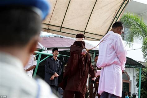 Indonesian Woman 30 Hospitalised After 100 Lashes Daily Mail Online