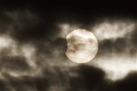 The moon can also look reddish because earth's atmosphere absorbs the other colors while it bends some sunlight toward the moon. Editiepajot : DILBEEK - Het RC-lyceum kijkt naar de ...