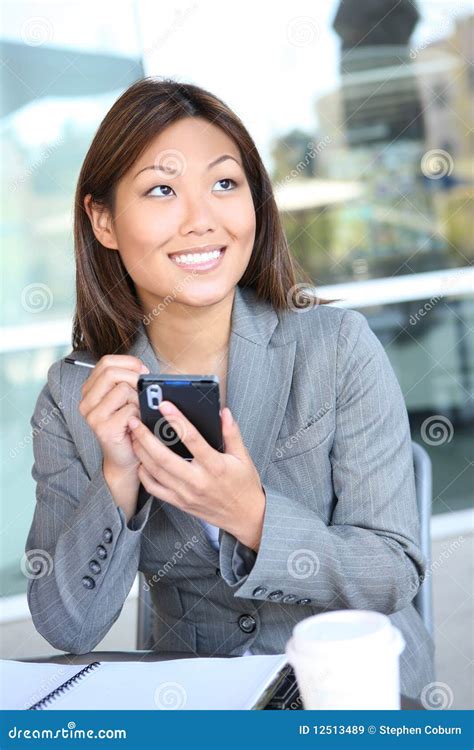Femme Assez Asiatique Texting Daffaires Image Stock Image Du Femelle
