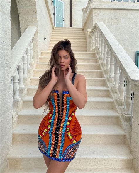 Kylie Jenner Impacta En Un Ce Ido Mini Vestido Con Pedrer A Multicolor