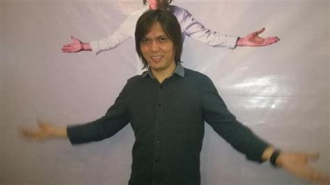 Kau boleh jauhi diriku namun kupercaya kau kan mencintaiku dan tak akan pernah melepasku. Chord Kunci Gitar Kucinta Kau Apa Adanya (Aku Mau) - Once, Aku Mau Mendampingi Dirimu - Tribun Solo