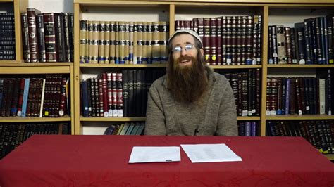הכרנו ונפגשנו לאורך השנים, אבל העבודה המשותפת שלנו הסתכמה בשיר אחד, ״שירו של שפשף״ מתוך פסקול הסרט שוברים והסיפור שלו מקסים. ביאור לשיריו של מאיר בנאי מאת הרב אב"י לוריא - YouTube