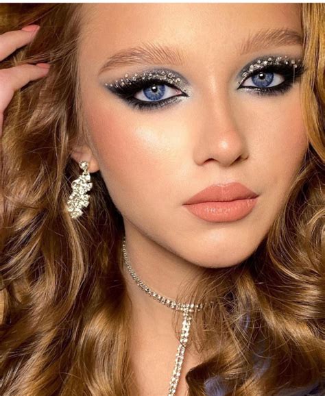 22 Beautiful Prom Makeup Looks — Grey Eyeshadow Crystal Makeup