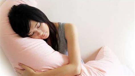 Bukan Sekadar Nyaman Tidur Memeluk Guling Punya Manfaat Ini Untuk