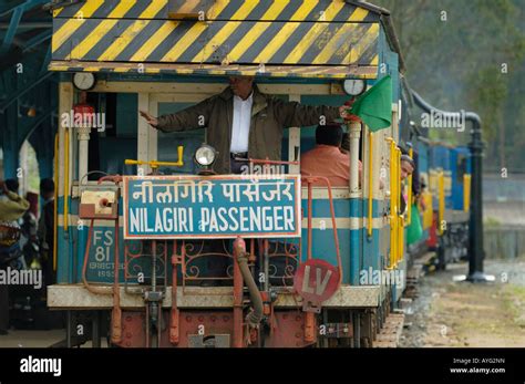 Capacitar Personal Marcando El Ferrocarril De Montaña Nilgiri En Ooty
