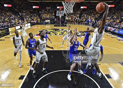 Darral Willis Jr 21 Of The Wichita State Shockers Drives To The Photo Dactualité Getty