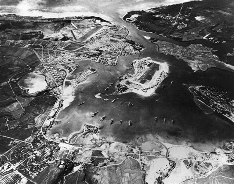 Photograph of battleship row taken from a japanese plane at the beginning of the attack. Útok na Pearl Harbor - 7. prosince 1941 ~ Forgotten ...