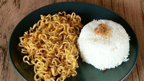 Bihun/mie goreng, selain nasi kuning sering juga dijadikan lauk pendamping nasi uduk. Amankah Saat Makan Nasi dan Mie Bersamaan? Simak ...