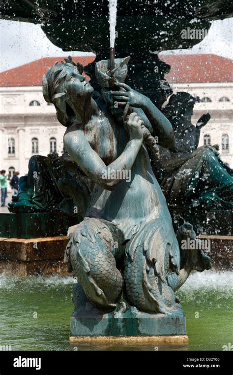 Meerjungfrau Skulptur Brunnen Fotos Und Bildmaterial In Hoher Auflösung Alamy