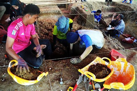 Di malaysia amatlah keci i dan bukan kesemuanya terlibat dalam kerja arkeologi konservasi bangunan, monumen dan. USM News Portal - KUMPULAN ARKEOLOGI USM SAHKAN TAPAK ...