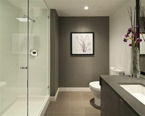 Lichtes meerschaumgrün in kombination mit weiß und naturholz werden bodenfliesen mediterran im badezimmer verlegt, sollten sie auf die bei den materialien für. Wandfarbe für Badezimmer - moderne Vorschläge fürs Badezimmer