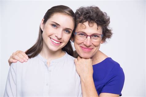 Superior Feliz Madre E Hija Joven Y Sonriente Descargar Fotos Gratis