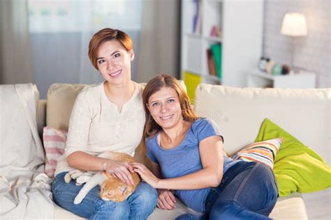 couples homosexuels des femmes lesbiennes à la maison sur le divan photo stock image du