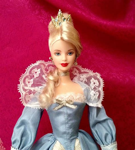 Her Majesty Queen Elizabeth Browne Barbie Fashion Queen Elizabeth