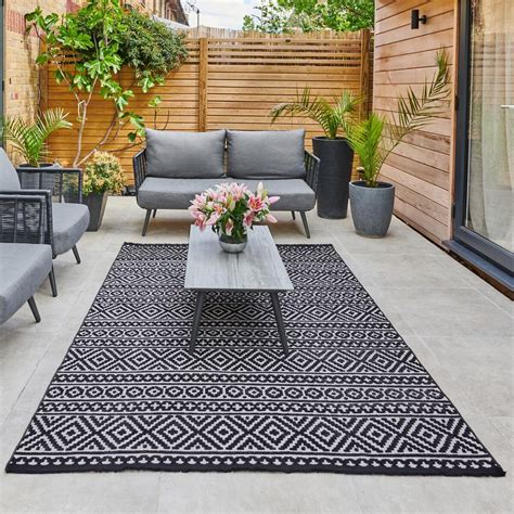A Guide To Selecting An Outdoor Area Rug In Australia That Fits Your