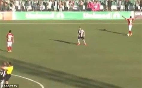 Brazilian Referee Runs Away From Figueirense Players After Last Minute