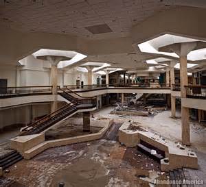 Photos Of An Abandoned And Decaying Ohio Mall Once The Worlds Largest