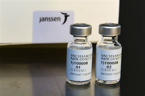 Un hombre recibe la vacuna de janssen en estados unidos. Estados Unidos mantiene la suspensión de la vacuna Janssen ...
