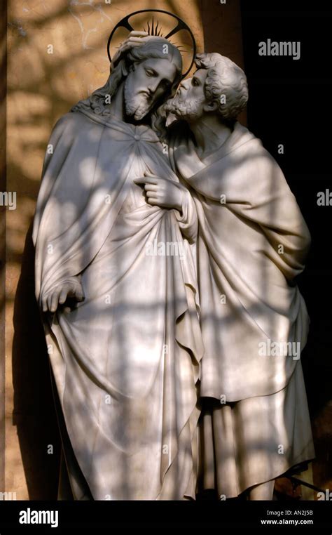 La Estatua De La Traición De Judas Besando A Jesús En El Santuario