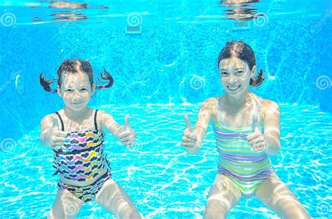 Zwei Mädchen Unterwasser Im Swimmingpool Stockfoto Bild Von Recht Familie 42815302