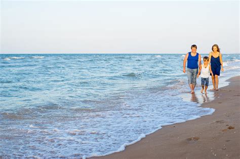 Familia De Tres Que Se Divierten En La Playa Foto De Archivo Imagen