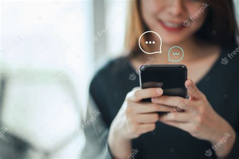 Mano De Las Mujeres Escribiendo En Teléfonos Inteligentes Móviles Chat En Vivo En La Aplicación