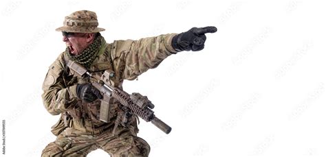 Foto De Army Military Soldier Screaming Pointing Attack Direction Do
