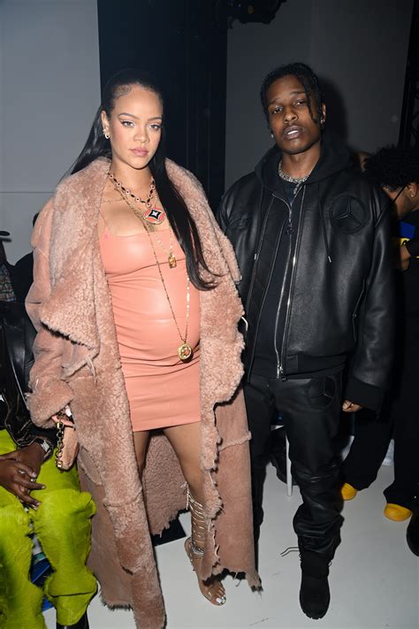 Rihanna S Daring Pregnancy Style Confirms Her Icon Status At Fashion Week Vogue France