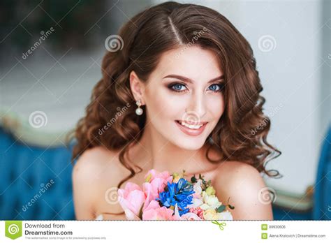 Novia Joven Hermosa Con Maquillaje De La Boda Y Peinado Interior Retrato Del Primer De La Novia