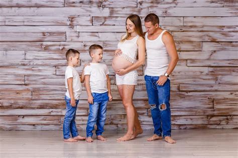 Madre Embarazada Con Dos Hijos Fotos Libres De Derechos Y Gratuitas