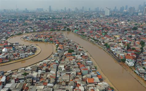flood toll rises in jakarta as thousands evacuated otago daily times online news