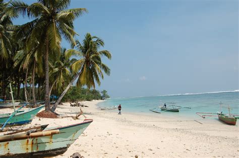 Pantai ini merupakan pantai yang memiliki daya tarik berupa pantai karang berpasir putih yang landai dengan. inka ismidiah yussinta: Objek Wisata Pantai Laguna Samudra ...