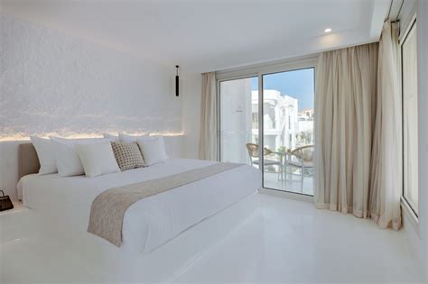 The Party Never Ends Jacuzzi Suite – Meraki Resorts