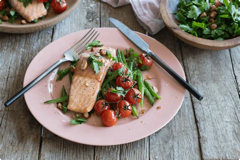 Easy to make in less than 15 minutes, perfectly cooked, and easy to season with lemon, herbs. Salmon & Prosciutto Combination for Easter | IGA Recipes