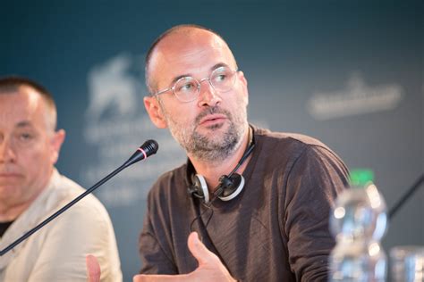 Mesajul președinției pentru alexander nanau. Alexander Nanau, regizorul „colectiv": Să încetăm cu acest respect fals față de autoritățile ...