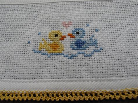100% algodão, felpo macio e absorvente. Lojinha DA NELA: Babete c/ ponto de cruz e picô amarelo
