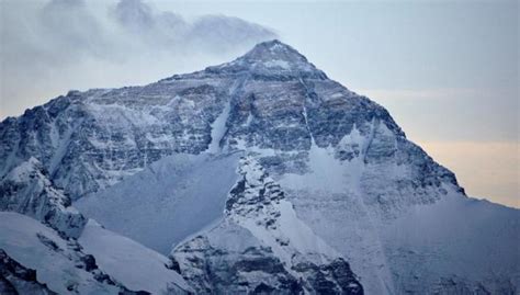 Sep 25, 2015 · storyline on the morning of may 10, 1996, climbers from two commercial expeditions start their final ascent toward the summit of mount everest, the highest point on earth. El monte Everest cambia de altura