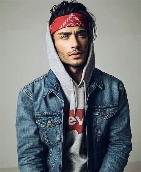 Sur un sac à main, autour du cou, noué au poignet ou en ceinture, le bandana n'a pas fini de vous surprendre ! Comment mettre un bandana homme