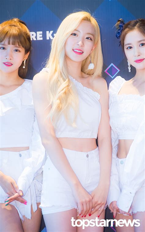 5시 해변킴 vs 앰비션 스타대결2. HD포토 우주소녀(WJSN) 은서, '화사한 미소' (엠카운트다운 ...
