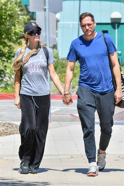 На снимке она нежно смотрит в глаза избраннику. PARIS HILTON and Carter Reum Out for Lunch in Malibu 06/07 ...