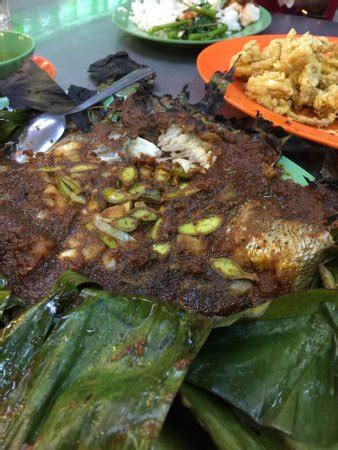 Famous, but average של ‪ana ikan bakar petai‬. Ana Ikan Bakar Petai, Kuantan - Restaurant Reviews, Phone ...