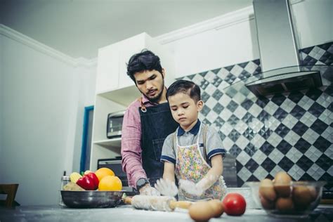 Papá Enseña A Su Hijo A Cocinar En La Cocina En Casa Concepto De