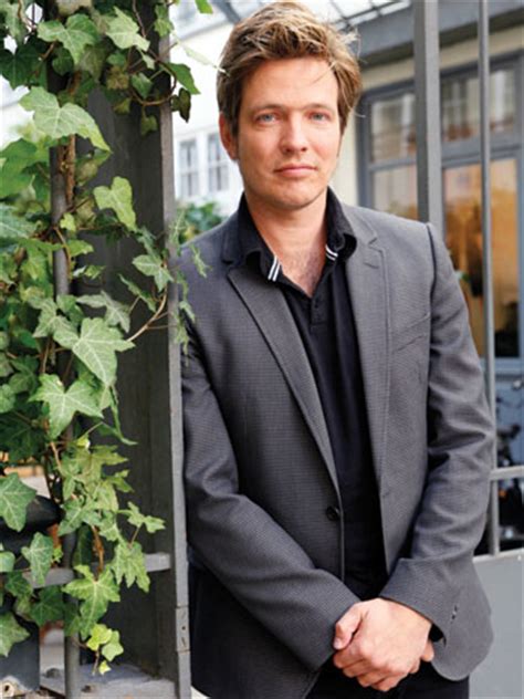 It was shot by danish director, thomas vinterberg, who founded the dogme 95. Thomas Vinterberg overtreft 'Festen' met de ...
