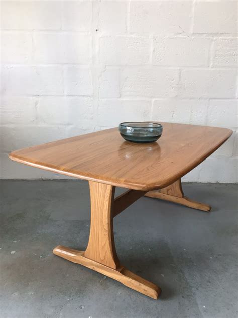 This attractive and elegant console table will make a stylish addition to any home. Ercol Windsor Blonde Refectory Supper Table / Coffee Table