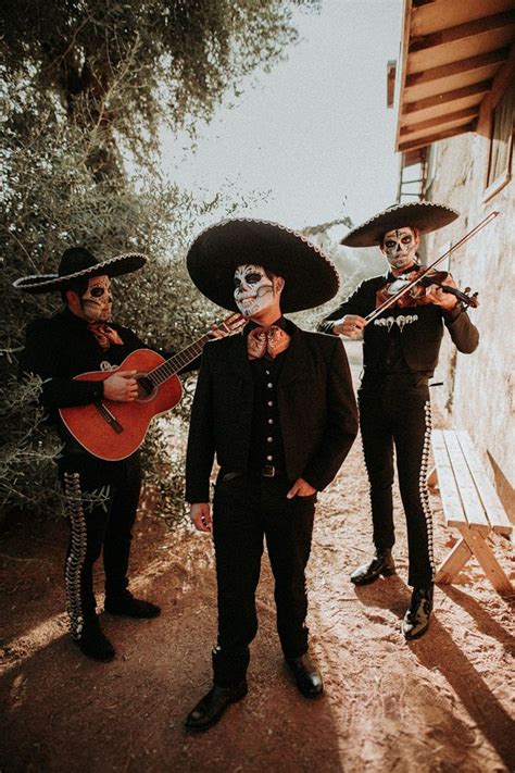 This Dia De Los Muertos Wedding Celebrates Mexican Heritage Junebug