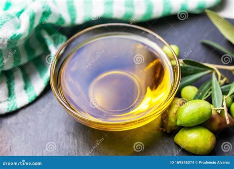 Bowl Met Extra Olijfolie Van Eerste Persing En Natuurlijke Olijven