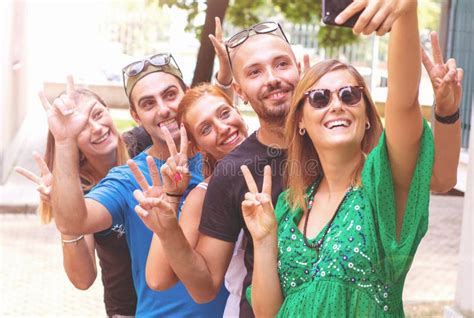 Un Gruppo Di Amici Sta Facendo Un Selfie Immagine Stock Immagine Di