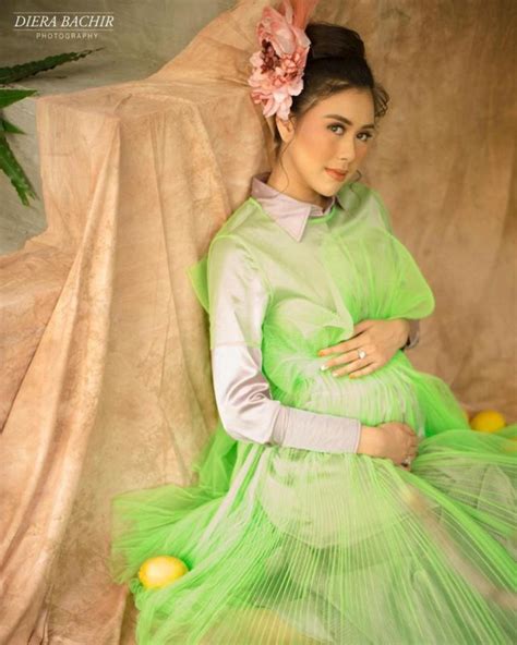 10 Inspirasi Maternity Photoshoot Ala Syahnaz Kartika Putri Dan